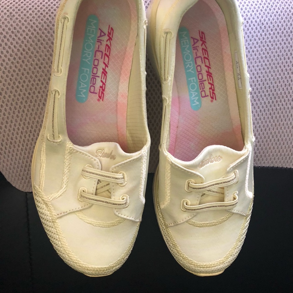 Skechers Cream Minimalist Sneakers